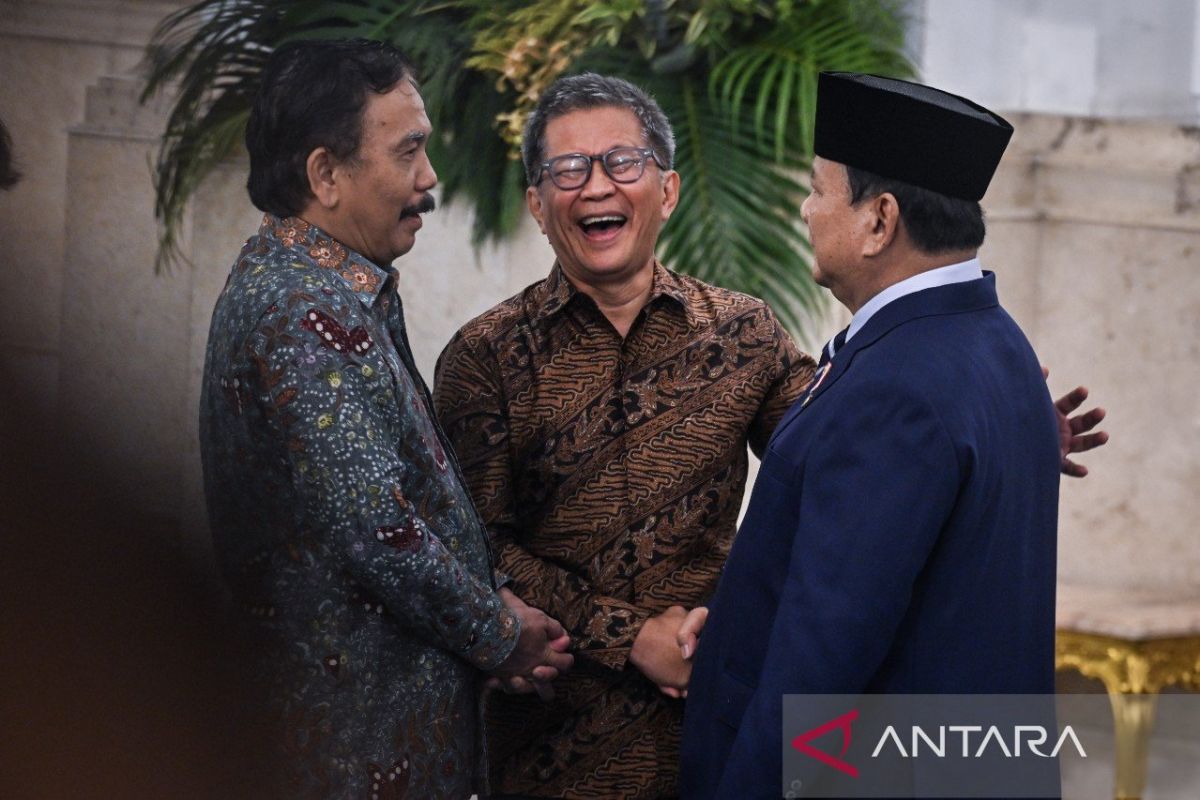 Moment When Rocky Gerung Chats with Teddy and Prabowo at the Palace