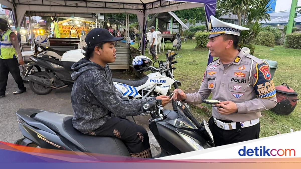 To Prevent Direct Interactions, Sidoarjo Police Resort Intensifies Handheld E-TLE Use