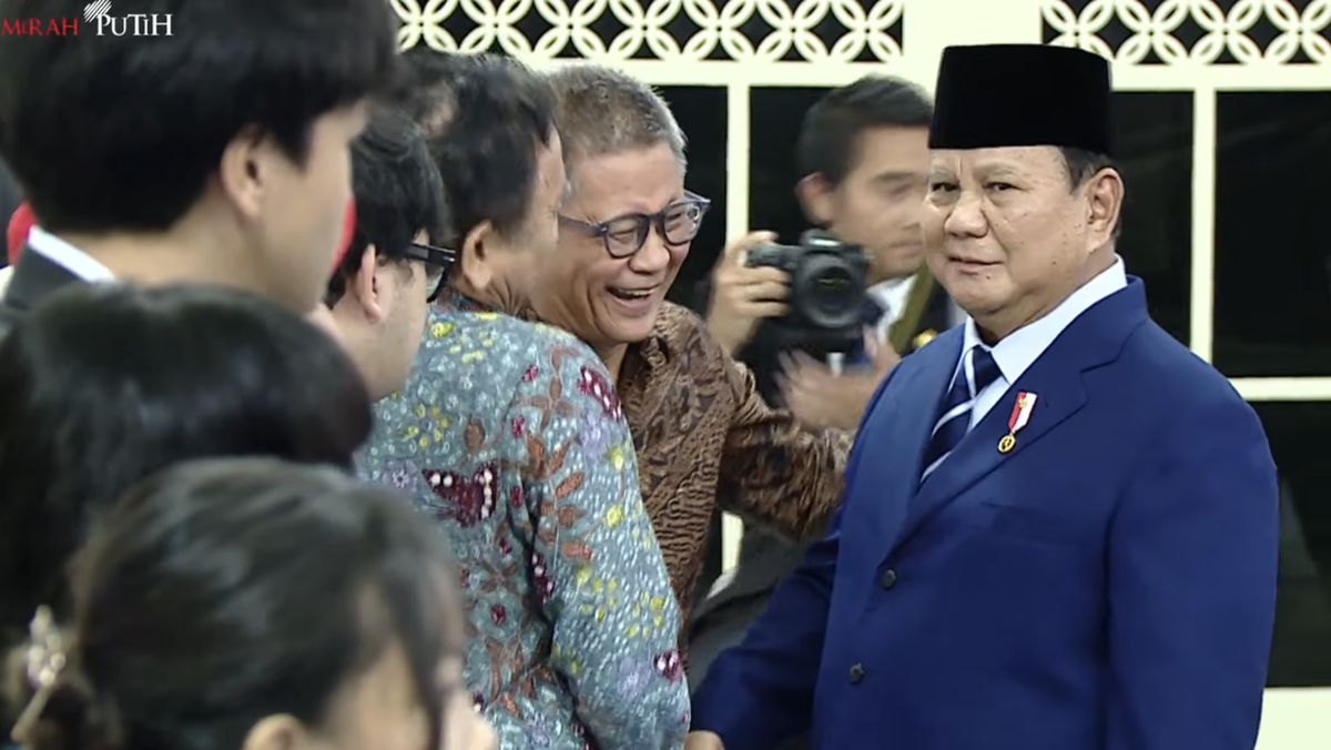 Rocky Gerung Reveals Conversation with Prabowo and Teddy at the Palace