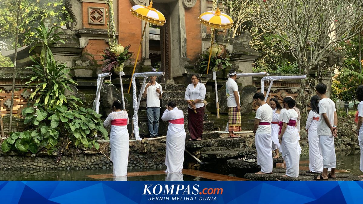 200 Participants Join Melukat Tradition at TMII: Its Meaning and Process