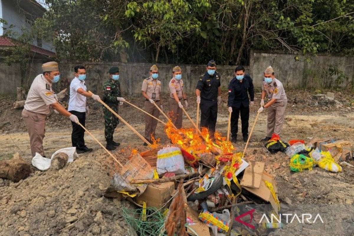 West Kalimantan Quarantine Destroys Illegal Commodities from Malaysia at Aruk Border Post
