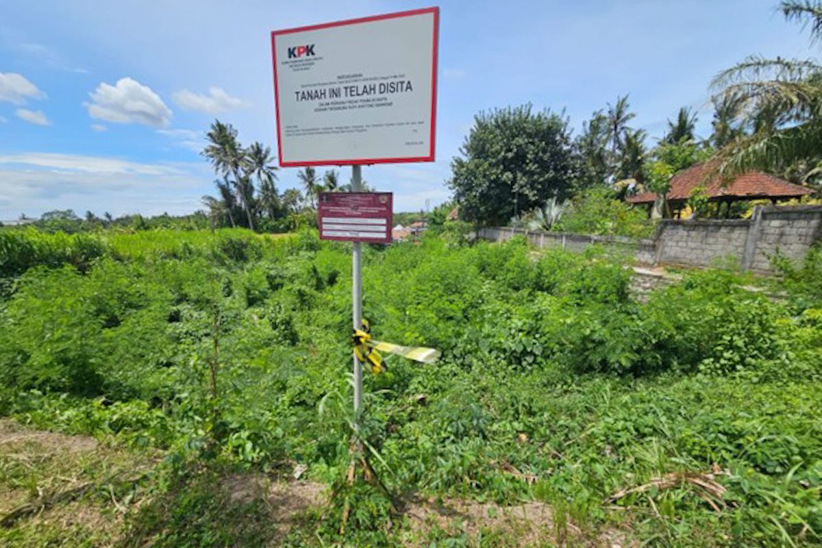 KPK Hands Over Two Land Plots Worth Rp2.04 Billion to Gianyar Regency Government