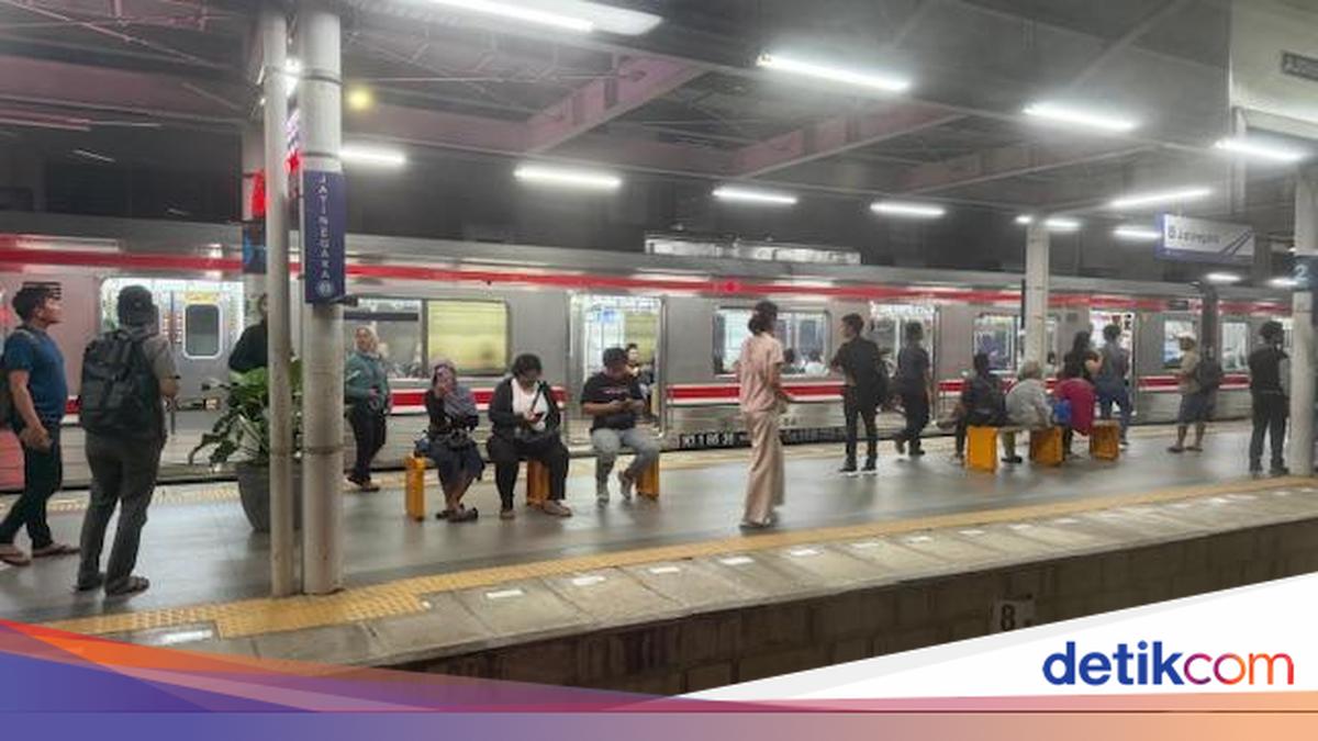 Collision at Bekasi Timur Station Halts Train Services at Jatinegara