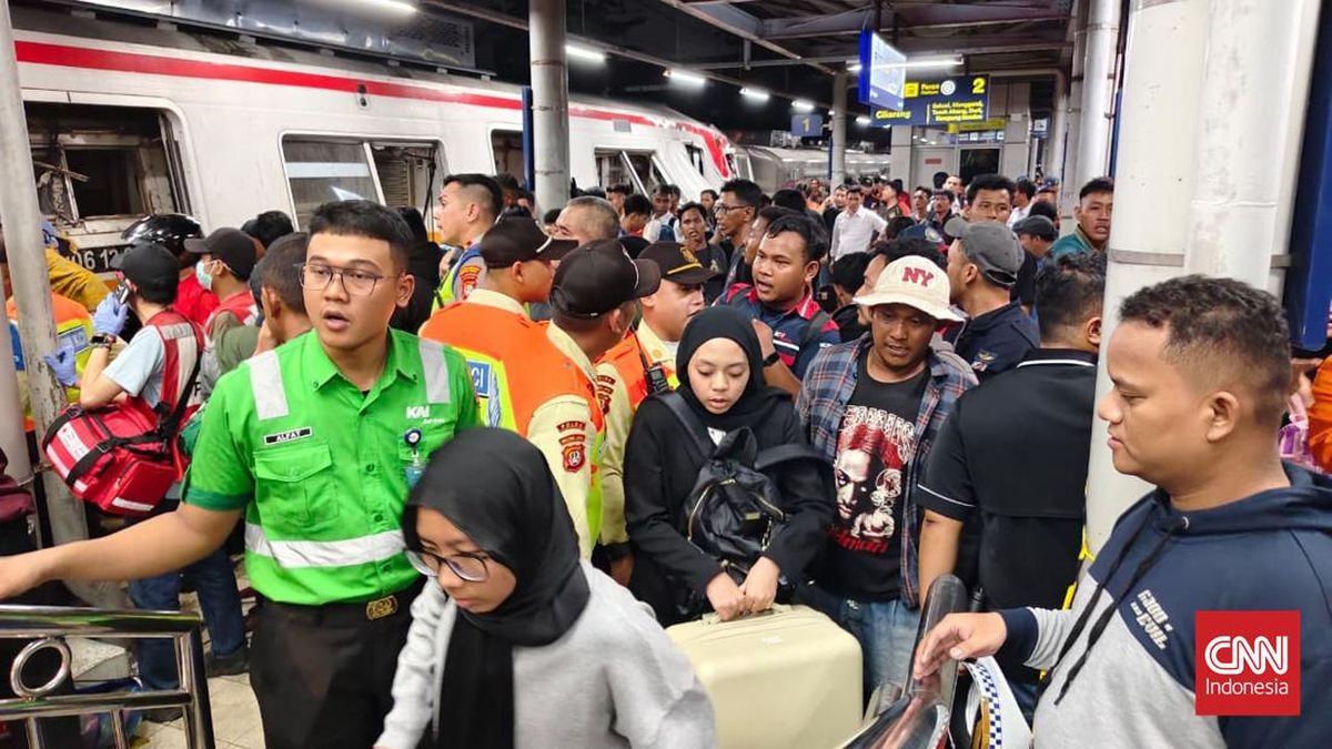 PT KAI and Police Evacuate Train Collision in East Bekasi