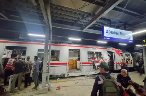 KRL Collides with Long-Distance Train, Causing Numerous Casualties; KAI Calls It a Journey Disruption