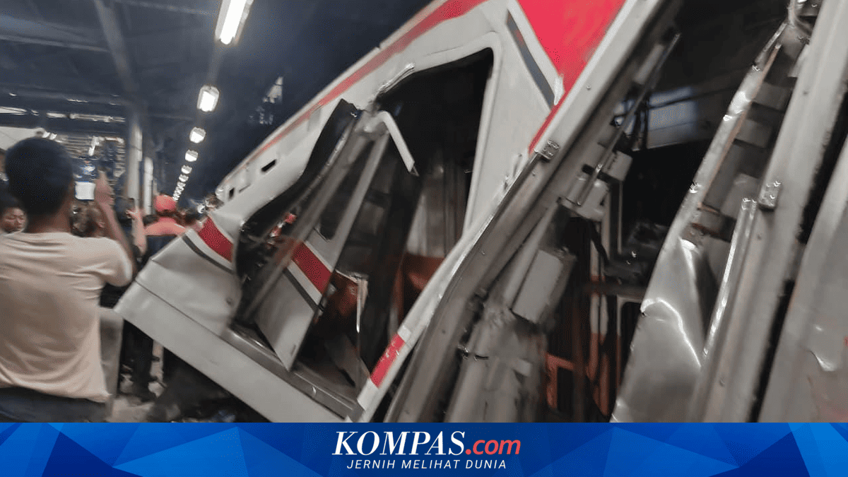 KAI Evacuates Collision Train Carriages in East Bekasi, Journeys Disrupted, Recovery Efforts Underway