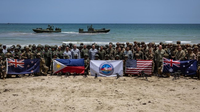 Portrait of Indonesia's Neighbour Training with the US and Allies Near China's Claimed Territory