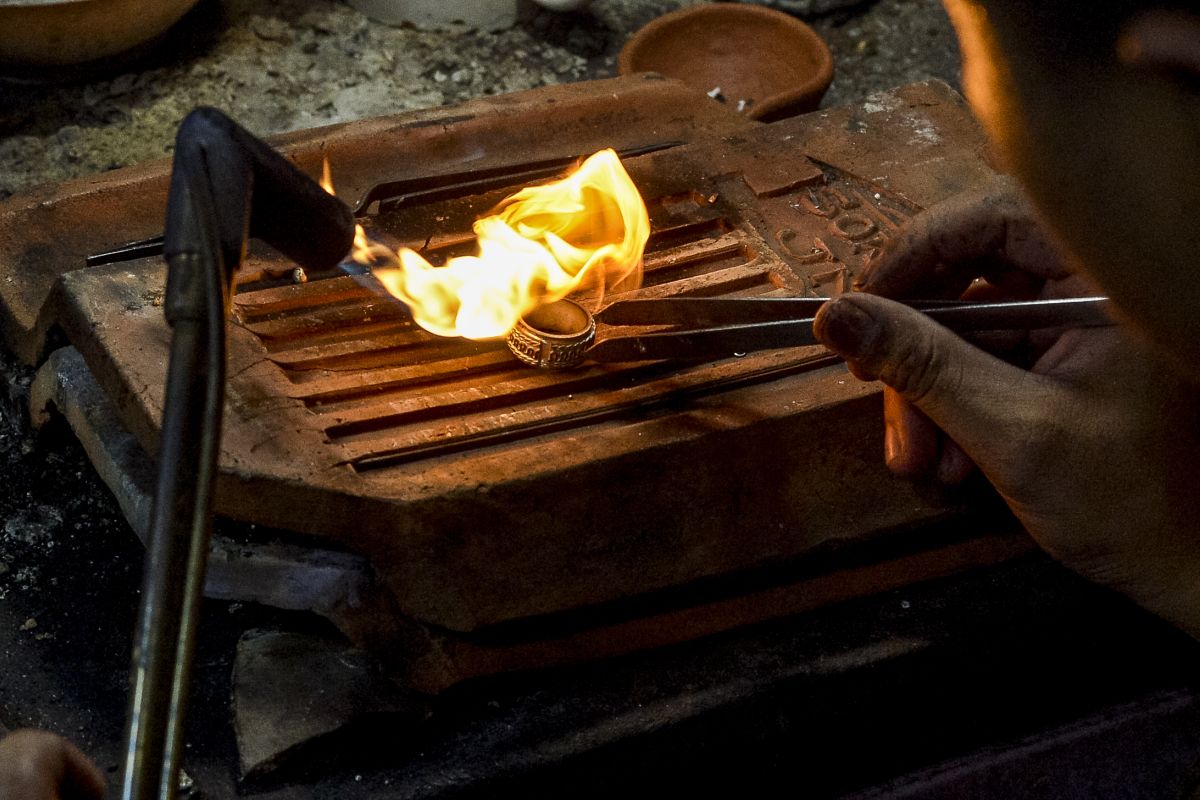 Kotagede Silver Craftsmen Persist Amid Sluggish Exports and Rising Raw Material Prices