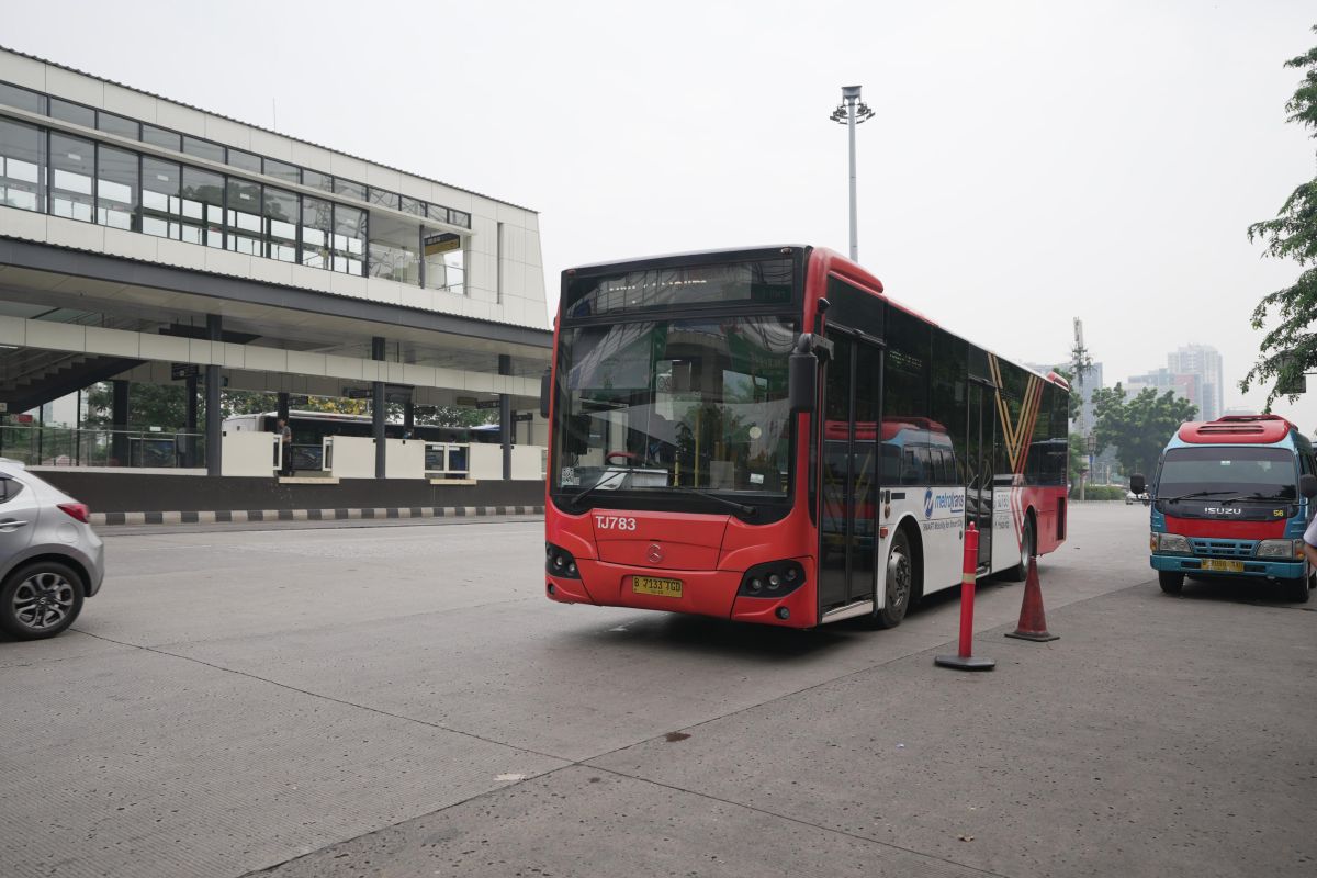 Transjakarta provides buses from Bekasi Timur Station to Bekasi Station