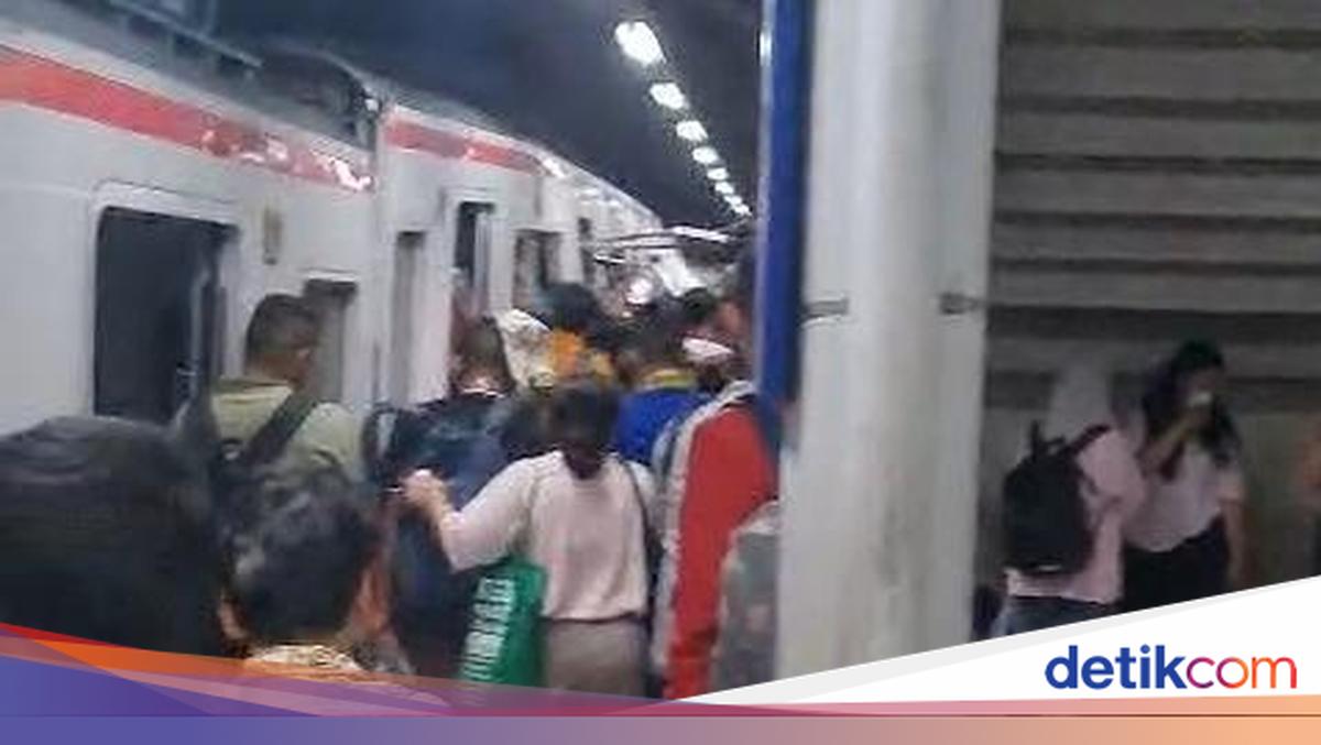 KAI Reveals Taxi Blocked KRL Before Argo Bromo Train Collides with KRL in Bekasi