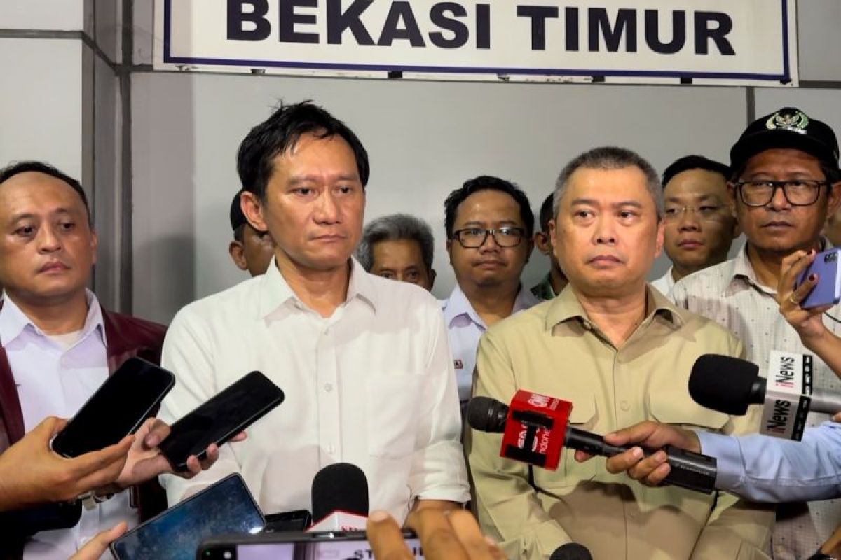 Six to seven trapped after Bekasi train collision