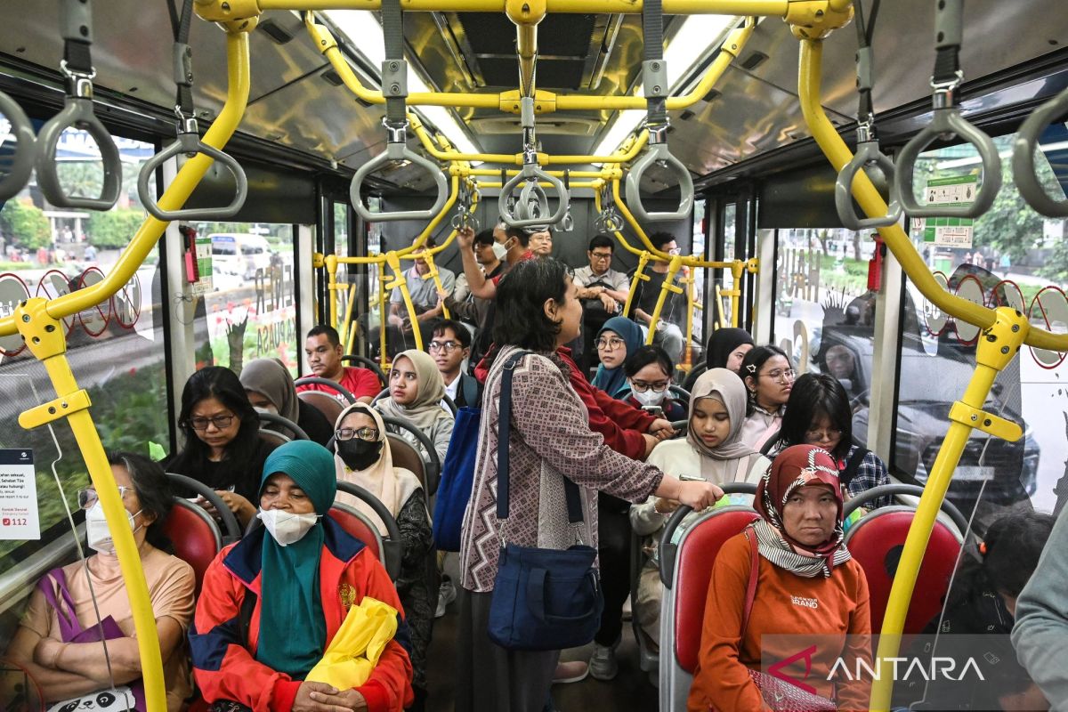 DKI yesterday: Transjakarta fares to acid water splashing in West Jakarta