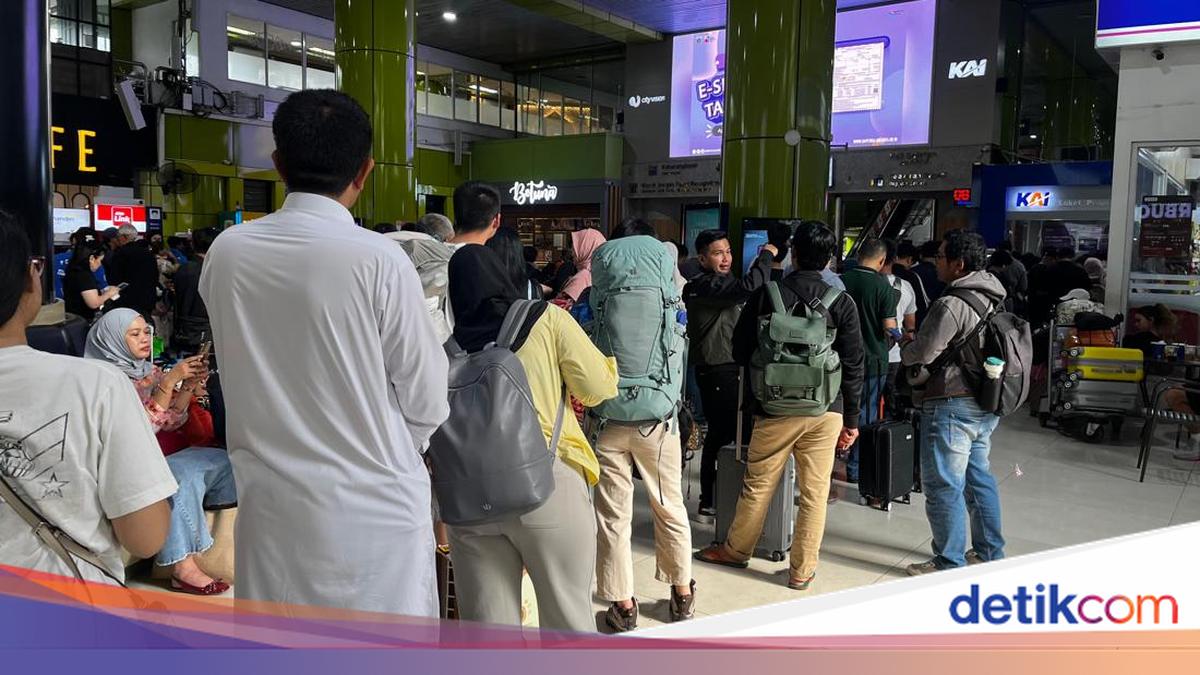 Long Queues at Gambir Station as Ticket Refunds Follow Train Accident
