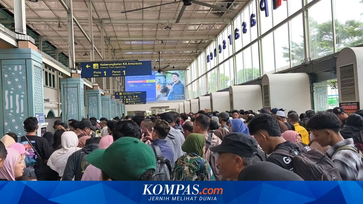 Impact of Train Collision: Passengers Crowd Pasar Senen Station, Train Journeys Delayed