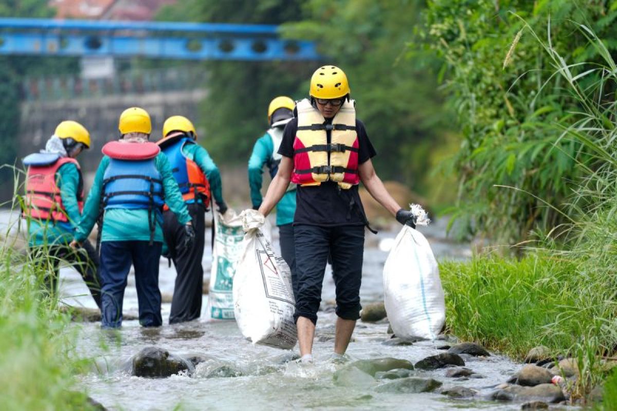 To Commemorate Earth Day, PLN EPI Holds Ciliwung River Cleanup Action