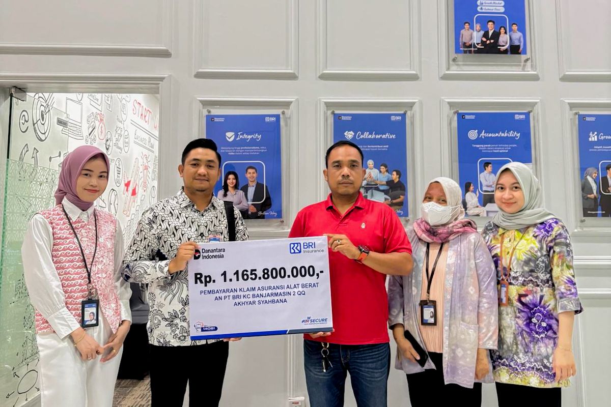 BRI Insurance hands over Rp1.16 billion claim to support business operators