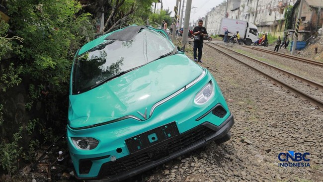 Transport Minister to Summon Green SM Taxi Operator Following Train Collision