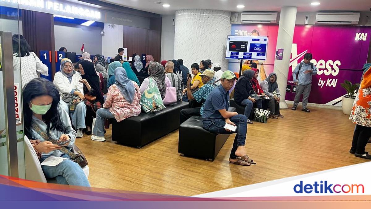 Yogyakarta-Bound Trains Delayed Without Certainty, Passengers at Gambir Switch to Planes