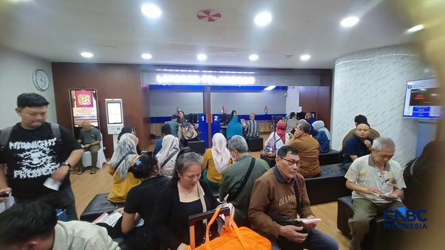 Passengers Queue for Refunds at Gambir Station Due to Train Collision