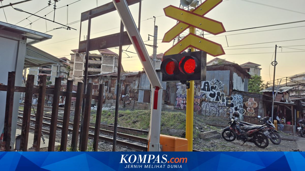 Who is Responsible for Railway Crossing Gates?