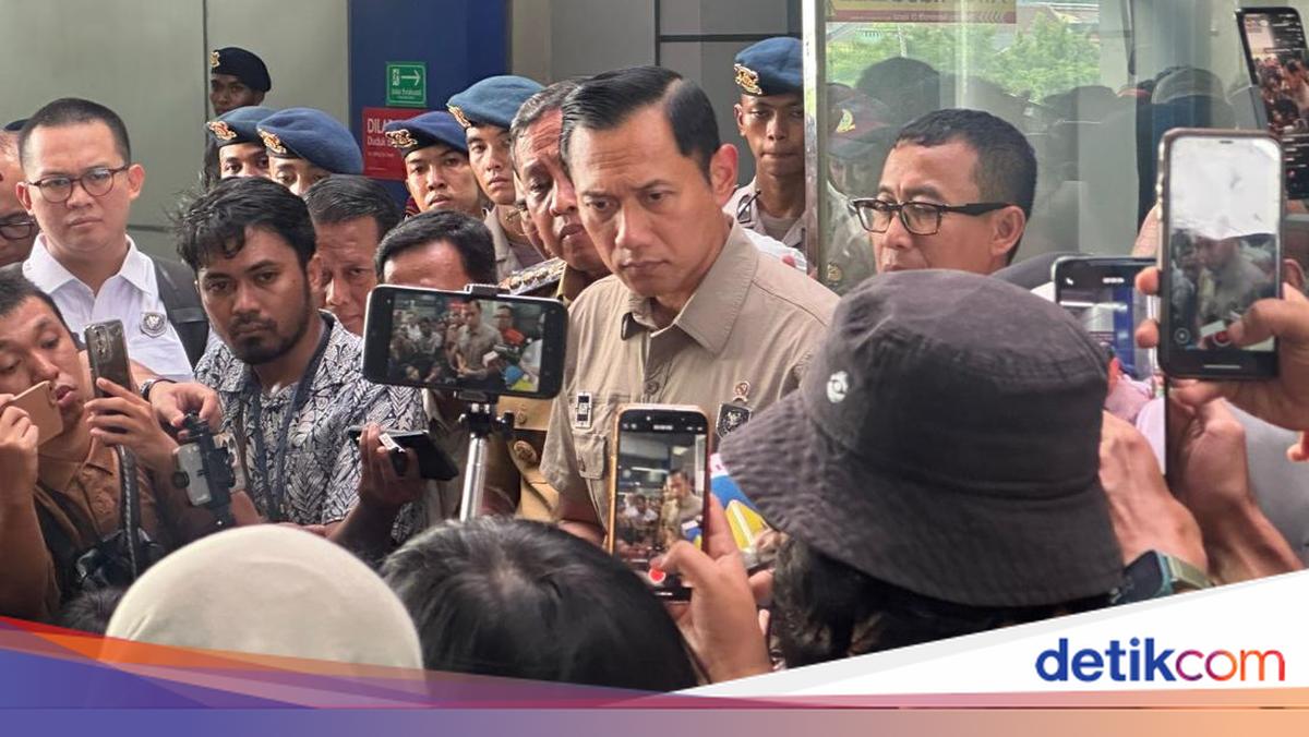 AHY Visits Bekasi Timur Station, Highlights Numerous Level Crossings