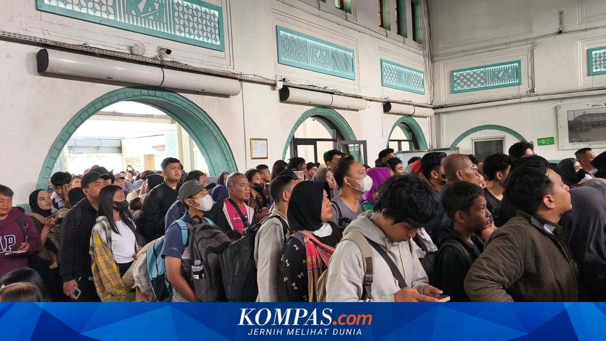 Trains Delayed by Hours, Passengers Choose to Stay and Wait at Senen Station