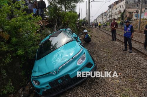 Testimonies of Regular Commuters at the Ampera Railway Crossing and Support for Prabowo's Policy