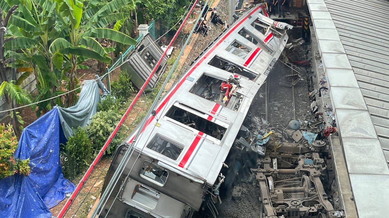 Viral Video Captures Terrifying Moment in Women's KRL Carriage After Collision