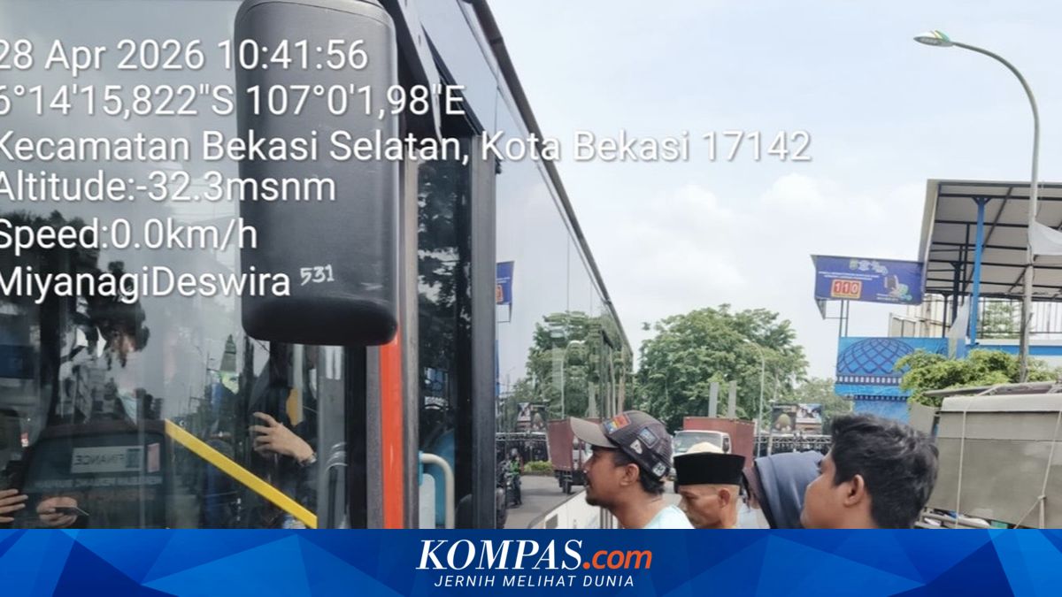Transjakarta Shuttle Bus at Bekasi Timur Station Blocked by Angkot Drivers