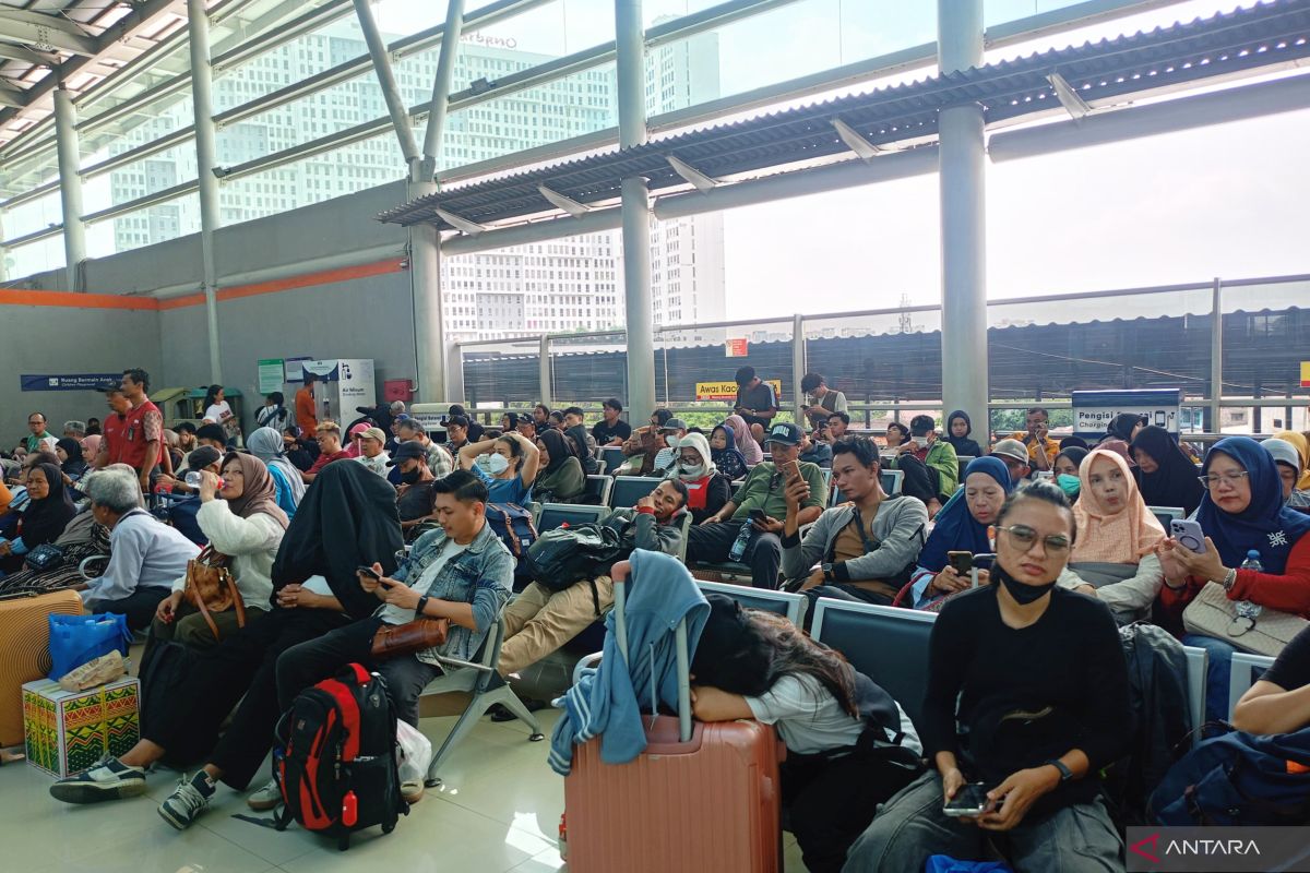 KRL Accident in East Bekasi Causes Train Delays of Up to 4 Hours