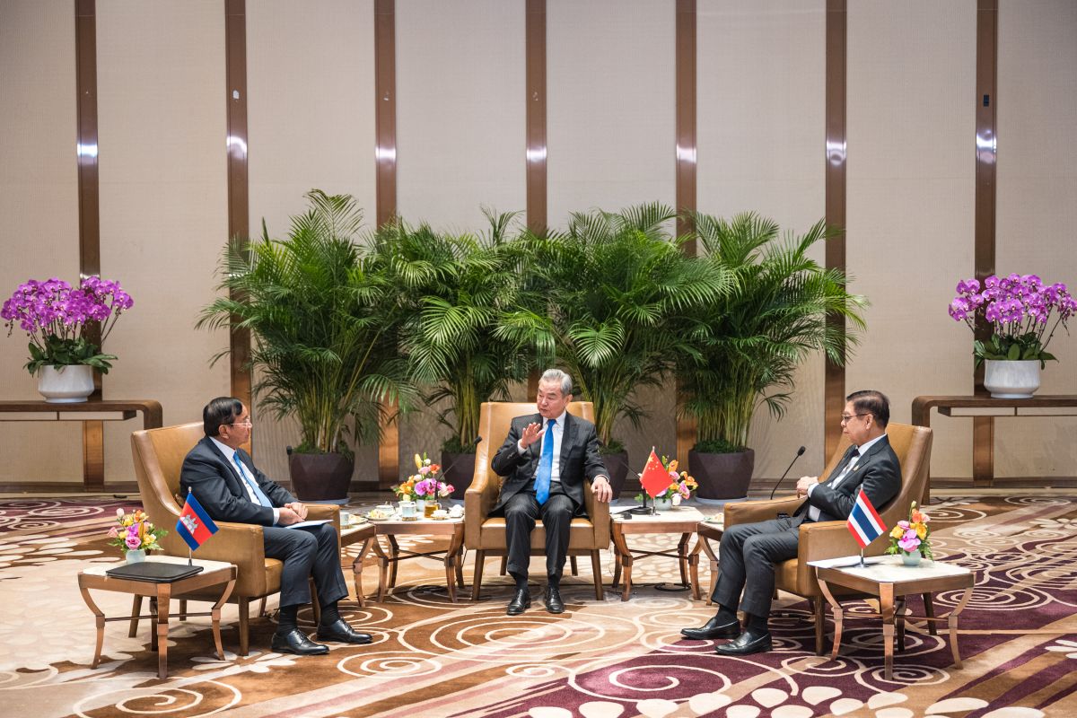Cambodian and Thai Foreign Ministers Discuss Border Issues in Brunei