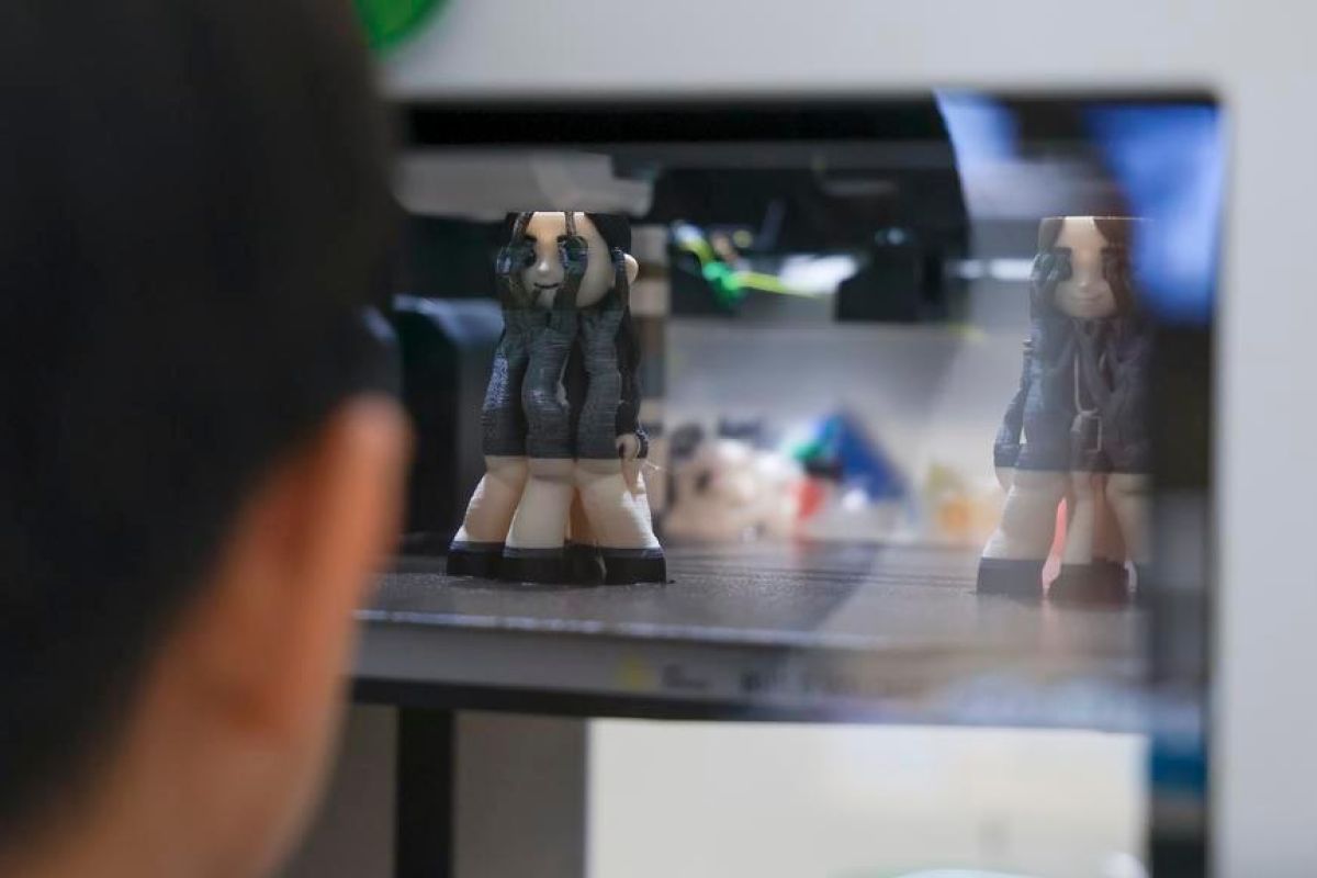 Chinese 3D Printers Bring Manufacturing to Living Rooms