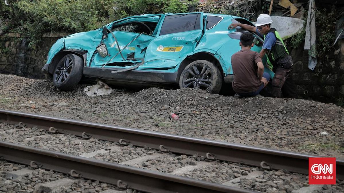 Fate of Green SM Electric Taxi Driver After Train Collision in East Bekasi
