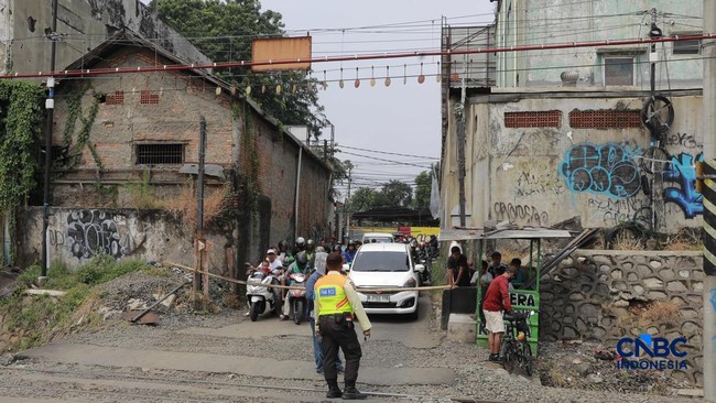 This Railway Crossing "Trigger" for Bekasi Accident Lacks a Gate