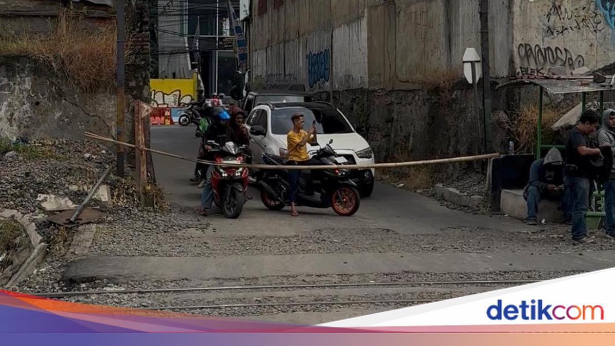 Bamboo Barrier: Residents Take Turns Guarding Unsecured Railway Crossing Where Taxi Got Stuck