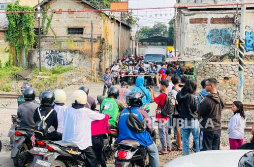 Profits and Thuggery Allegations at the Ampera Level Crossing in East Bekasi