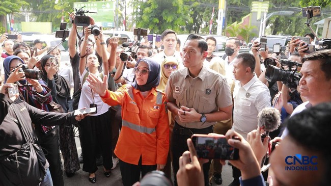 Portrait of AHY Monitoring Victims of Train Collision at Bekasi City Hospital