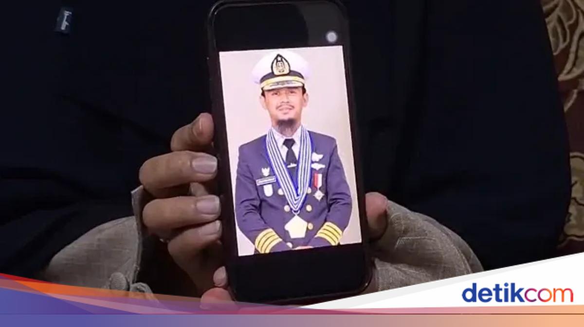 Story of Indonesian Ship Captain Held Hostage by Somali Pirates