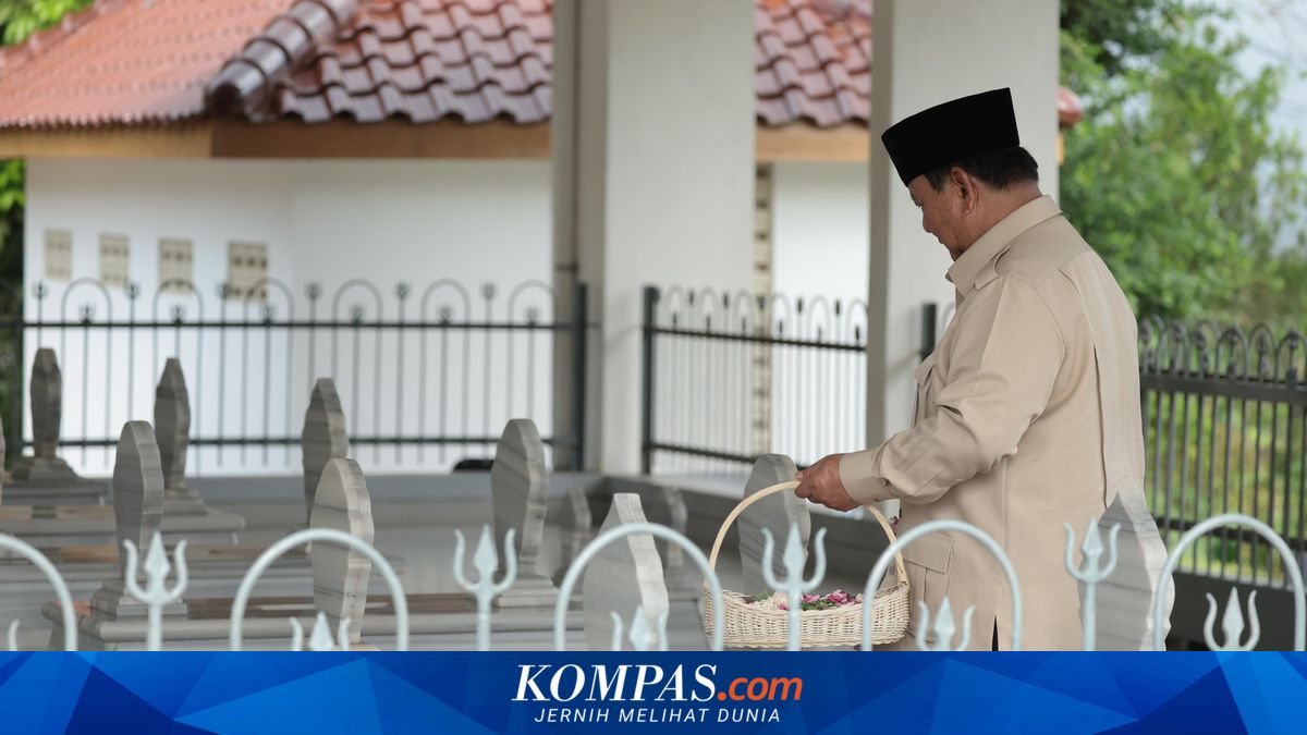 Prabowo Visits Grandfather's Grave During Banyumas Visit