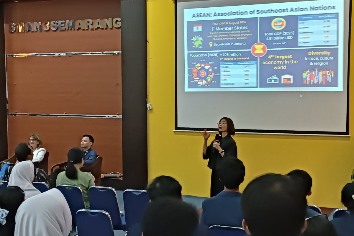 ASEAN Ambassadors Dialogue with Students in Semarang