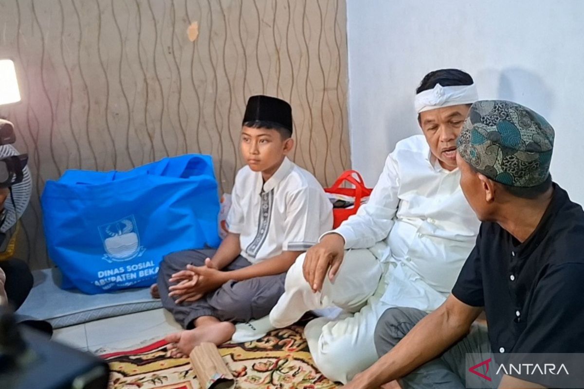 West Java Governor Provides Aid to Family of Train Accident Victim from Bekasi