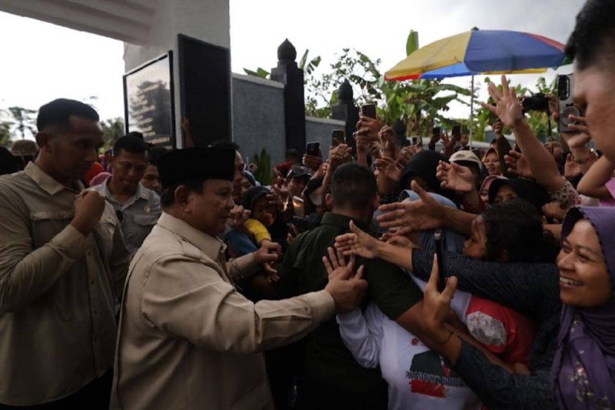 Prabowo visits grandfather's grave, Banyumas residents enthusiastic