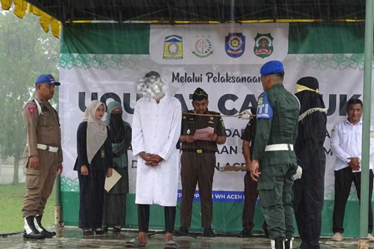 Aceh Besar District Prosecutor's Office executes caning for three convicted gamblers
