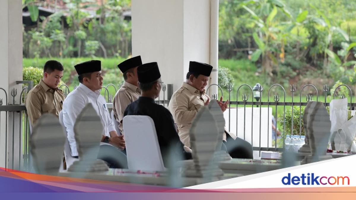 Working Visit in Banyumas, Prabowo Takes Time to Visit Grandfather's Grave RM Margono