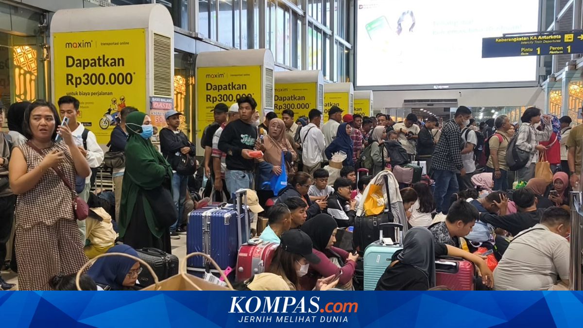 Tuesday Night: Long-Distance Train Passengers Still Crowding Pasar Senen Station
