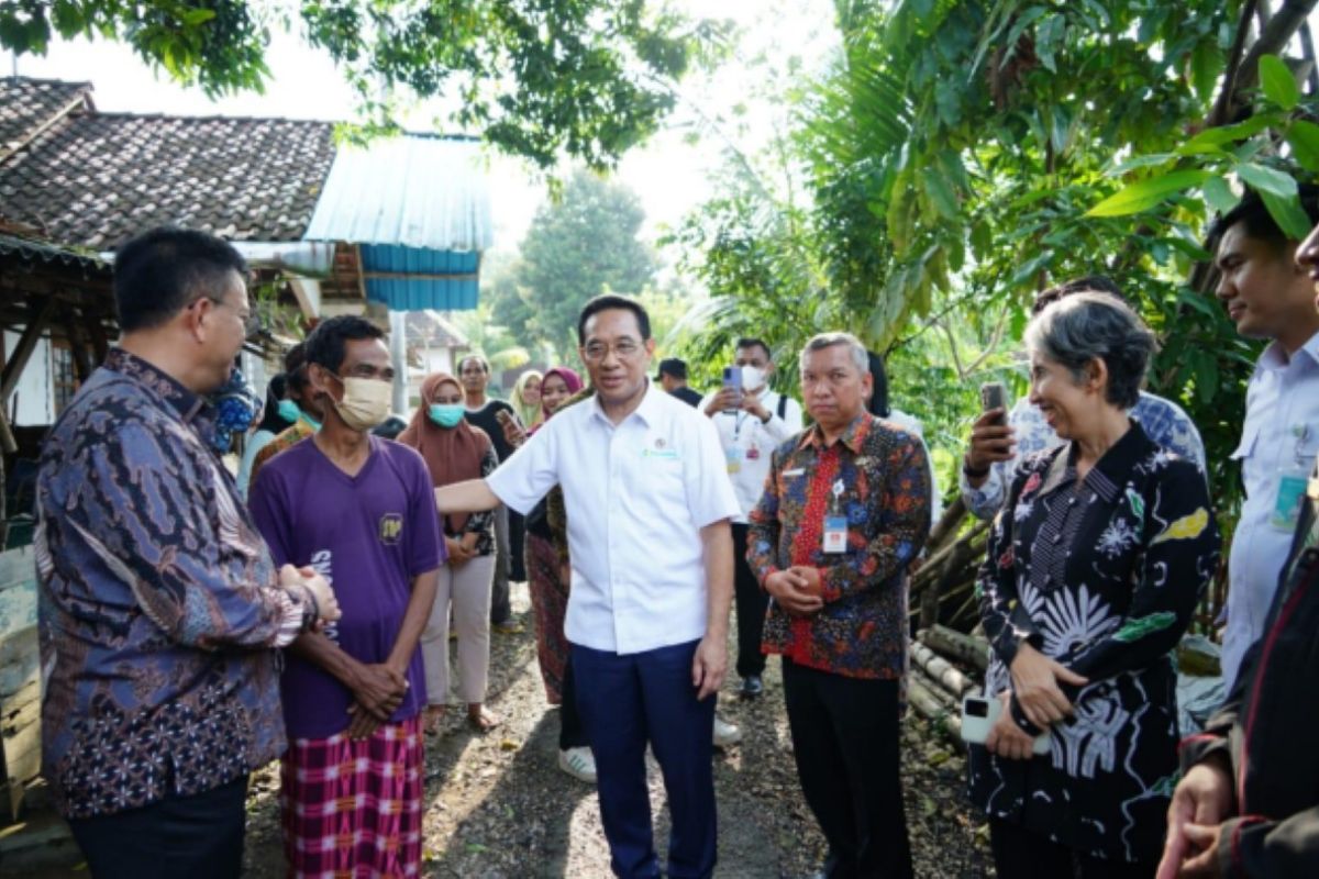 Indonesia boosts TB detection in Papua with X-ray and housing renovations