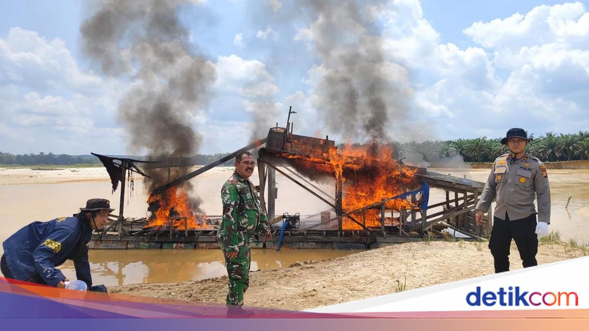 Police and TNI Collaboration Responds to Community Report on Illegal Gold Mining, 12 Rafts Burned