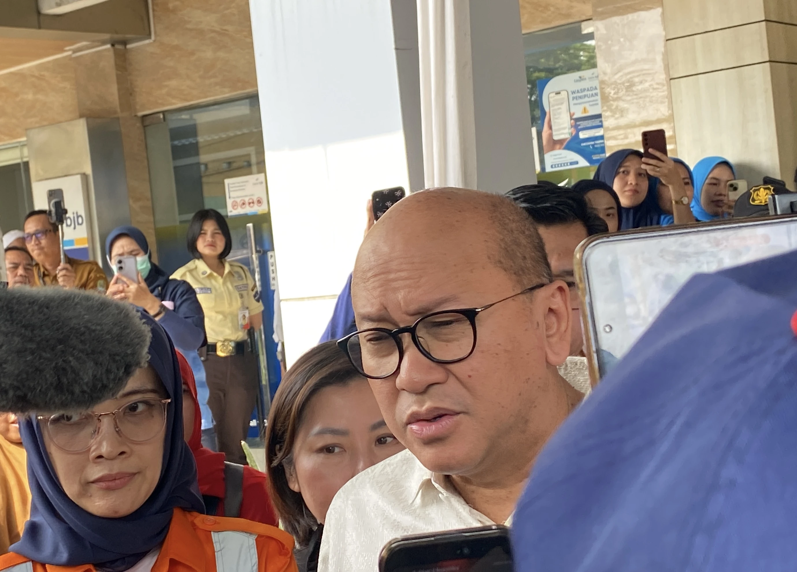 Reviewing Victims at Bekasi City Hospital, Rosan Roeslani Affirms KAI's Full Responsibility