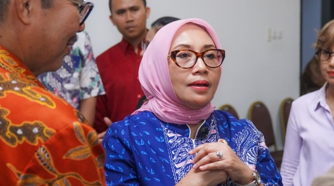 Minister of Women's Empowerment and Child Protection Proposes Moving Women's KRL Carriages to the Middle Amid Controversy