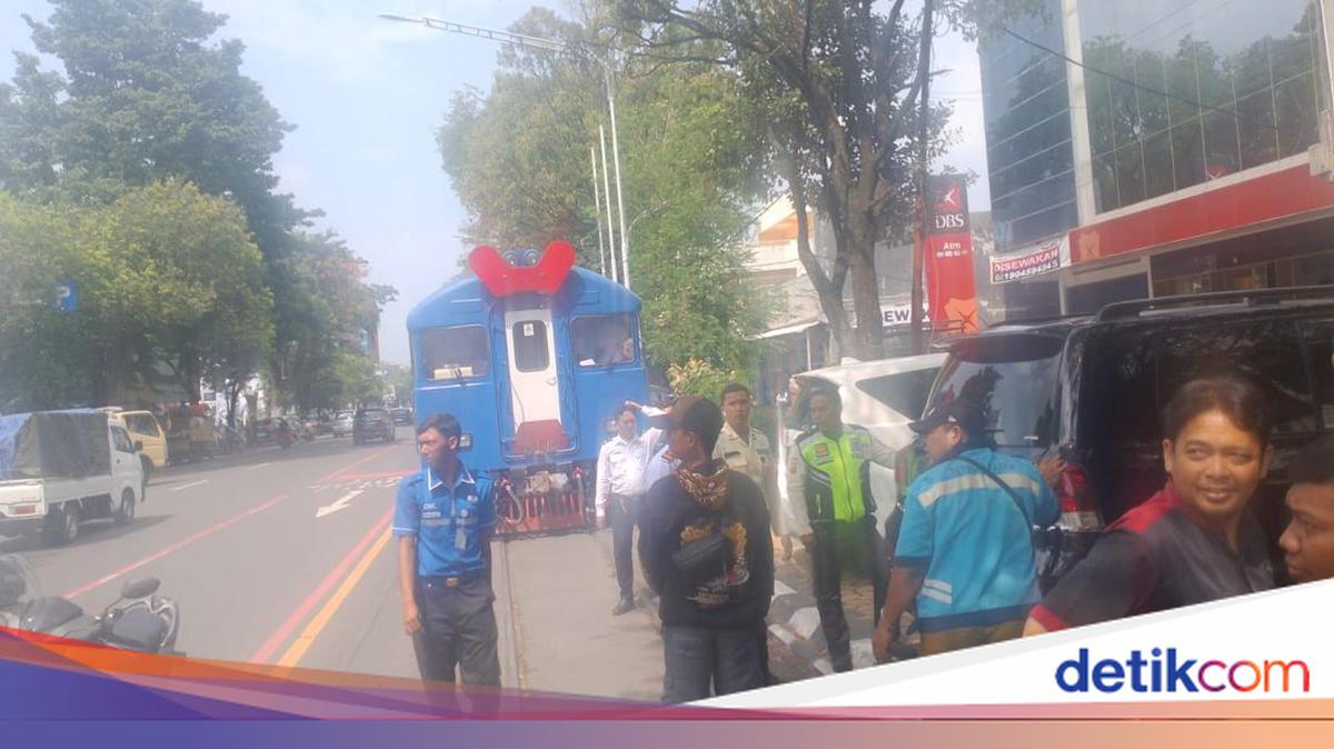 KA Bathara Forced to Stop in Solo Due to Land Cruiser Parked Too Close to Tracks